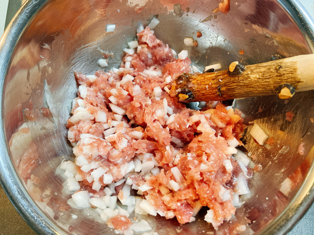 塩麹を漬け込んだひき肉を混ぜ、みじん切りにした玉ねぎを入れ混ぜる（すりこぎで混ぜると簡単で手が汚れません）