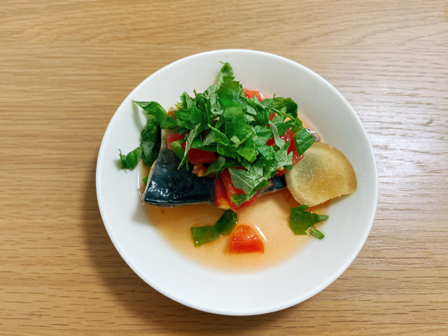 ホットクックで煮魚 夏におすすめ しょうゆと酢でサバのさっぱり煮 発酵トマトのせ 簡単レシピ 知の旅に出よう